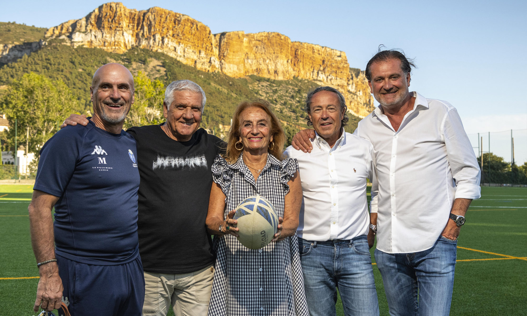 Le directeur technique et les co-présidents du Cassis Rugby Club entourent la maire et l'adjoint aux sports de la Ville de Cassis