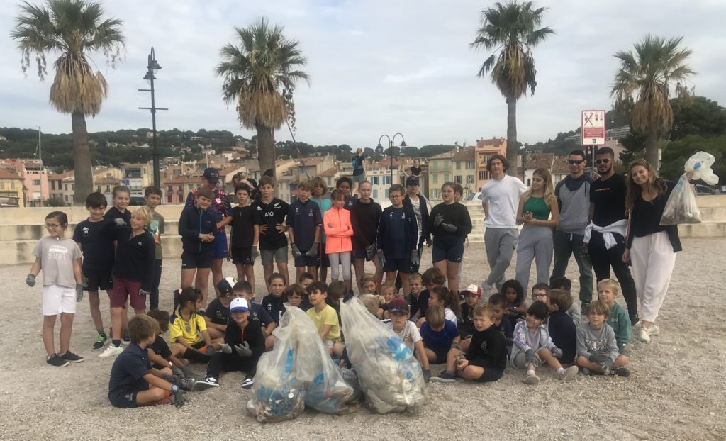 Les petits rugbymen du CRC participent à des activités éoresponsables comme le nettoyage des plages de Cassis