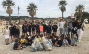 Les petits rugbymen du CRC participent à des activités éoresponsables comme le nettoyage des plages de Cassis