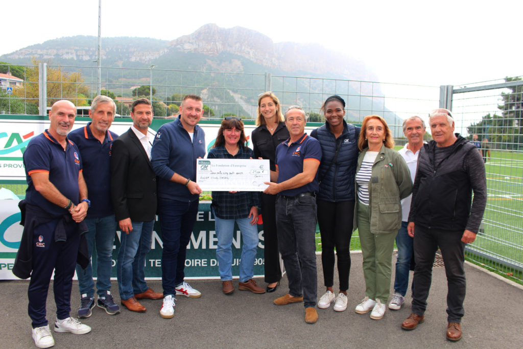Le crédit agricole remet un chèque de 2500 eurs au cassis rugby club